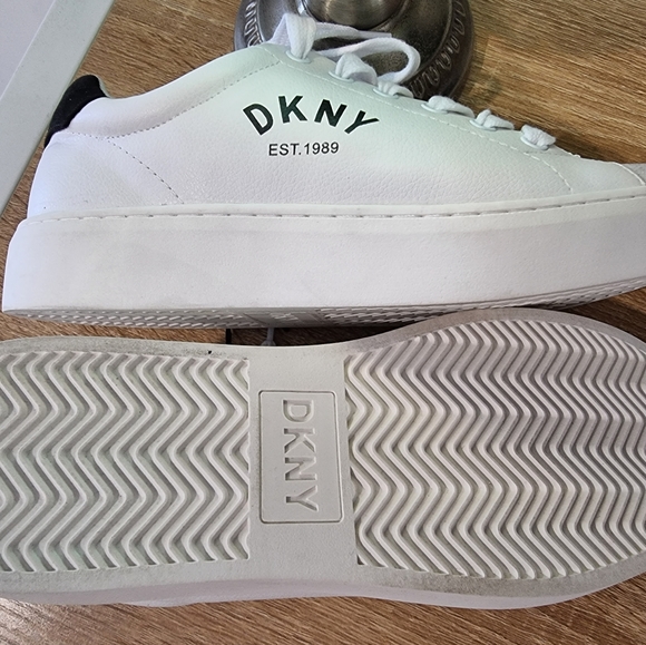 DKNY The Britan Women's size 8.5 Sneakers. BRAND NEW !!!!! - Picture 4 of 4
